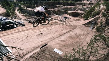 Oscar H&auml;rnstr&ouml;m realizando el Drop en el Audi Nines 2020 de MTB que se est&aacute; disputando en una cantera de la regi&oacute;n alemana de Renania-Palatinado.