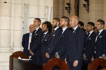 Jugadores, cuerpo técnico y directivos del Real Madrid durante la visita del equipo blanco a la catedral de la Almudena, incluido en los actos de celebración tras su victoria en la final de la Liga de Campeones disputa ayer frente al Liverpool