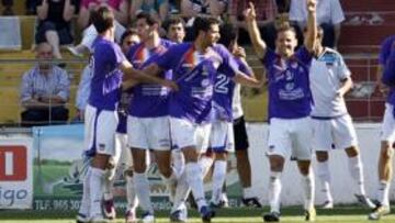 <b>PEGADA. </b>Los jugadores del Guadalajara celebran el tanto de Aníbal.