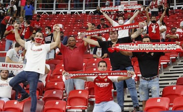 Aficionados en el Puskas Arena.