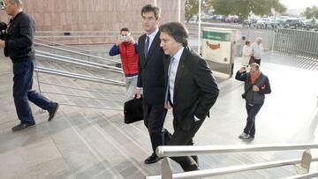 Gonzalo Herv&aacute;s y Jamal Satli Iglesias, de BlueBay, entrando a los juzgados de M&aacute;laga.