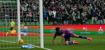 El control de Jorge Sáenz mandó el balón a gol.