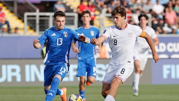 AMDEP5816. RANCAGUA (CHILE), 09/10/2025.- Benja Cremaschi (d) de Estados Unidos disputa un balón con Emanuel Benjamín de Italia este jueves, en un partido de octavos de final de la Copa Mundial Sub-20 entre Estados Unidos e Italia en el estadio El Teniente, en Rancagua (Chile). EFE/ Elvis González