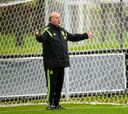 Del Bosque hizo un aparte con Xabi Alonso e Iker Casillas