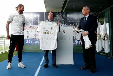 Sergio Ramos, el alcalde de Madrid José Luis Martínez-Almeida y el presidente del Real Madrid Florentino Pérez. 
