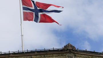 FILE PHOTO: A Norwegian flag flutters over building in Oslo, Norway May 31, 2017. REUTERS/Ints Kalnins/File Photo