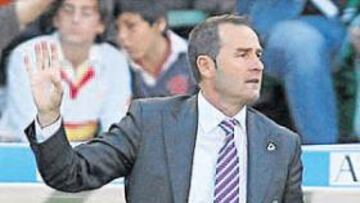 <b>VÍCTOR LOS TIENE CUARTOS.</b> El técnico, en plena dirección de un partido.