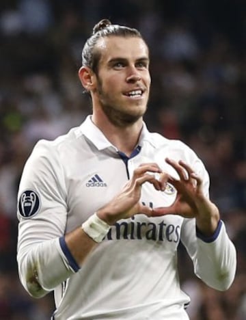 Real Madrid's Gareth Bale celebrates scoring the opening goal during a Champions League, Group F soccer match between Real Madrid and Legia Warsaw, at the Santiago Bernabeu stadium in Madrid, Tuesday, Oct. 18, 2016. (AP Photo/Daniel Ochoa de Olza)