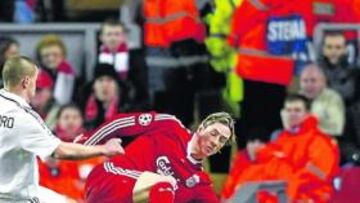 <b>TORRES VIO PUERTA. </b>Torres ganó la partida a toda la defensa del Madrid. Con Heinze tuvo un pique durante todo el partido después de que en esta jugada cayese al suelo por su culpa y le rematara Cannavaro con una patada. El Niño superó con facilidad también a Ramos y a Pepe. No marcó en el Bernabéu, pero sí en Anfield.