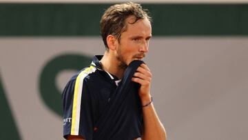 Daniil Medvedev se lamenta durante su partido ante Stefanos Tsitsipas en cuartos de final de Roland Garros.