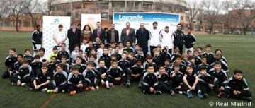 Carvajal con los alumnos de la escuela sociodeportiva para la integración  de la Fundación Real Madrid en Leganés.