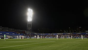 Promise kept: neither team played for the first few seconds. Getafe joined in. The protest was televised, but with a message for peace.