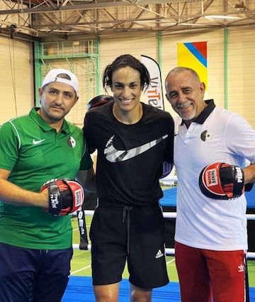 Imane Khelif naci¨® el 2 de mayo de 1999 (25 a?os) en Tiaret, Argelia. Ha representado a Argelia en los Juegos Ol¨ªmpicos de Jap¨®n 2020 y en los actuales de Par¨ªs 2024. Tambi¨¦n represent¨® a su pa¨ªs en el Campeonato Mundial de Boxeo Femenino AIBA 2019, en el Campeonato Mundial de Boxeo Femenino IBA 2022 y, fue descalificada antes de su pelea por el oro en el Campeonato Mundial de Boxeo Femenino IBA 2023 por altos niveles de testosterona.