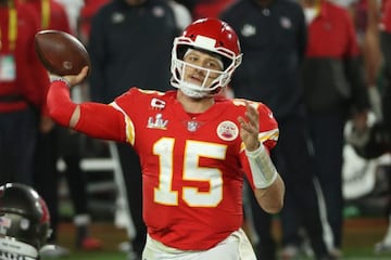 Patrick Mahomes lanzó tres pases de touchdown pese a la ausencia de su objetivo más confiable, el tight end Travis Kelce.