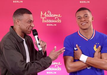 Kylian Mbappé presenta su figura con la equipación de Les Bleus que será llevada al museo Madame Tussauds en Berlín.