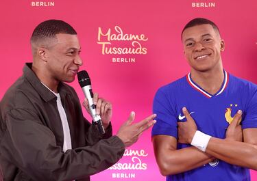 Kylian Mbappé presenta su figura con la equipación de Les Bleus que será llevada al museo Madame Tussauds en Berlín.