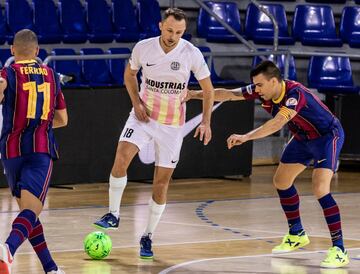 Hablar de talento puro para el gol es sinónimo de Tomas Drahovsky (Eslovaquia, 29 años). El ala eslovaco, después de un inicio de carrera donde se consagró en ligas de perfil bajo como la húngara o la checa, explotó en España hace dos temporadas en las filas del Industrias Santa Coloma. Drahovsky se caracteriza por tener un guante en la pierna derecha, lo que le permite ejecutar con maestría acciones a balón parado y potentes disparos lejanos. La gran definición de cara a puerta es su sello de identidad, lo que le ha permitido ser el ‘pichichi’ de la Primera RFEF Futsal en el curso 2020/21 con 29 goles en 32 partidos de fase regular. Por el momento, en esta temporada ha ido un paso más allá, ya que por ahora suma más goles (13) que partidos de Liga (11). El ‘arma letal’ de Eslovaquia.