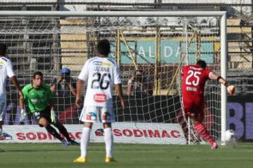 Johnny Herrera se atrevió a patear un penal, pero falló.