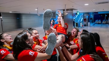 Silvia Domínguez, manteada por sus compañeras tras llegar a España con la plata del Eurobasket 2023.