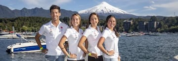 José Pablo, Catalina, Macarena y Fernanda, con el volcán Villarica de fondo.