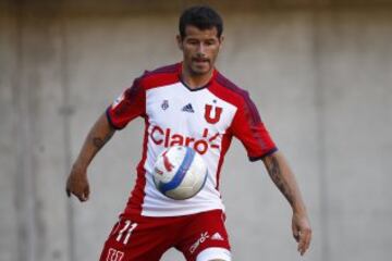 Rodrigo Mora dejó River Plate de Argentina y fichó por Universidad de Chile en 2014. Dos goles marcó en 17 partidos y se fue tras un semestre. Volvió al elenco argentino, donde prácticamente lo ganó todo.