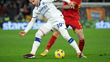 Soccer Football - Serie A - AS Roma v Hellas Verona - Stadio Olimpico, Rome, Italy - January 20, 2024 Hellas Verona's Federico Bonazzoli in action with AS Roma's Rick Karsdorp REUTERS/Alberto Lingria