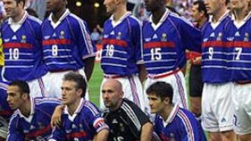 <B>BENEFICIADOS.</B> La Selección de Francia eliminó a Paraguay en el Mundial de 1998 con un go de oro y ganó la Eurocopa de 2000 gracias a otro. En la imagen, el once que diputó la final de Francia 98.