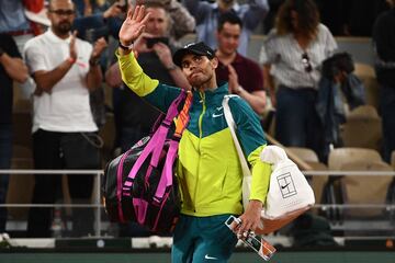 Zverev se torció el tobillo derecho y cayó sobre la arcilla, entre gritos de dolor, al intentar devolver un tiro de drive. Salió en silla de ruedas de la pista para ser atendido y volvió en muletas, con el pie inflamado, para decirle al juez de silla que