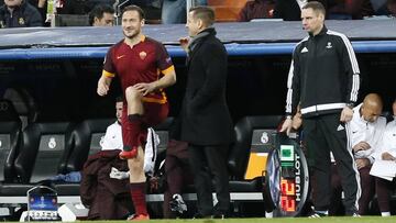 Francesco Totti calienta en la banda del Santiago Bernab&eacute;u antes de saltar al c&eacute;sped en el Real Madrid-Roma de vuelta de octavos de final de la Champions 2015-2016.