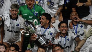 Federico Pereira (centro) a punto de levantar el trofeo de Campeón con Liverpool.