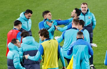 Ferrán Torres y Busquets bromeando durante el entrenamiento.