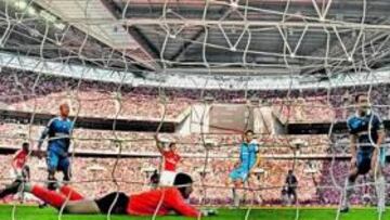 <b>VUELTA A WEMBLEY. </b>El Chelsea regresa a Wembley, estadio en el que eliminó al Arsenal en semifinales pese a este gol, conseguido por Theo Walcott.