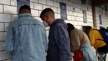 Aficionados del Tenerife sacan entradas para el derbi canario antes de ser suspendidas.