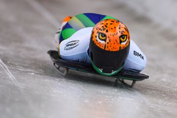 La brasileña Nicole Rocha Silveira se lanza encima de su trineo durante los Mundiales de bobsleigh y skeleton, que tienen lugar en Winterberg (Alemania). Su casco, muy llamativo, representa los ojos de una pantera. La deportista, que puede superar los 130 km/h, eligió el diseño tras realizar una encuesta en sus redes sociales.
