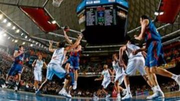 <b>UN VENDAVAL. </b>Gianluca Basile y los azulgrana borraron al Real Madrid de la pista en un Palau que volvió a llenarse, como en sus mejores tiempos.