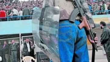 VIGILANCIA. Un policía armado vela por la seguridad en un partido en Bagdad.