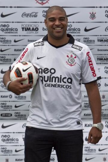 el día de su fichaje por el Corinthians, en 2011.