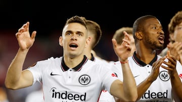 Rafael Santos Borré en un partido del Eintracht Frankfurt en Europa League.