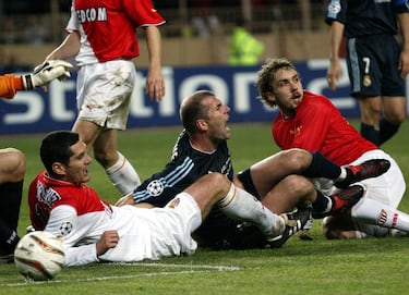 (ELIMINADO) El origen de la cláusula del miedo, que el Madrid abolió en 2019. Morientes, cedido por los blancos al club del Principado, fue el verdugo que abrió una nueva vía de agua en la naufragada nave de Queiroz, viejo conocido de los blancos en sus ‘empates’ europeos. El delantero marcó el gol del 4-2 en el Bernabéu y el segundo de los monegascos en el 3-1 de la vuelta.