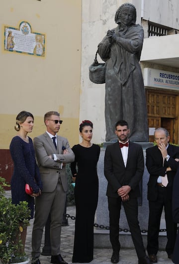 Jota Jordi, ?scar Pereiro y Pet車n esperan en la entrada de la Iglesia.
