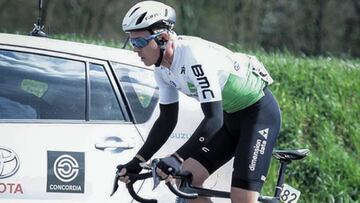 Michael Valgren rueda durante la clásica A Través de Flandes.