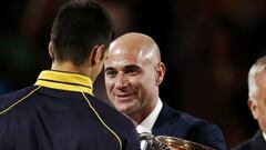 Andr&eacute; Agassi le entrega a Novak Djokovic el Trofeo Norman Brookes tras ganar a Andy Murray en la final del Open de Australia 2013.