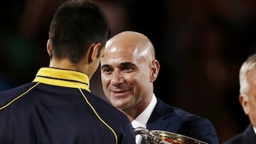 Andr&eacute; Agassi le entrega a Novak Djokovic el Trofeo Norman Brookes tras ganar a Andy Murray en la final del Open de Australia 2013.