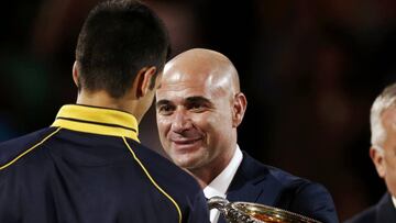 Andr&eacute; Agassi le entrega a Novak Djokovic el Trofeo Norman Brookes tras ganar a Andy Murray en la final del Open de Australia 2013.