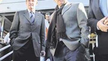 <b>AMIGOS PARA SIEMPRE. </b>De izquierda a derecha, Pachín, Zoco, Amancio y Santamaría a las puertas del Hospital La Fe, donde ayer estuvieron visitando a Di Stéfano.