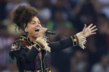 La cantante Alicia Keys anim¨® los proleg¨®menos del encuentro.