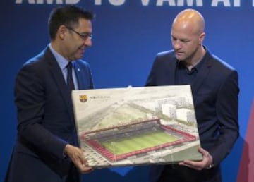 Josep Maria Bartomeu le hace entrega a Jordi Cruyff del cuadro con el nuevo estadio que llevará el nombre de su padre, " Estadi Johan Cruyff ", en la ciudad deportiva Joan Gamper.