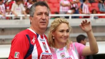 Jorge Vergara y Ang&eacute;lica Fuentes enfundados con la playera de Chivas.