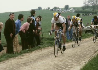 Para la leyenda de la prueba han quedado muchas frases pronunciadas por sus protagonistas. La más famosa es de Bernard Hinault, quien consiguió vencer en su tercera participación. El francés ya se había quejado de la carrera y, cuando la ganó (vestido además de arcoíris), aseguró que “era una mierda”. Como si el triunfo le diera más razón para expresar su disgusto con una cita a la que no volvió. El neerlandés De Rooy, años después, coincidió con El Tejón en una entrevista tras la carrera: “Es una mierda, sufres como un animal…”. “¿Volverá?”, le preguntó entonces el periodista, y respondió: “Claro, es la carrera más bonita del mundo”.