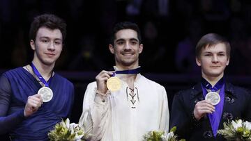 Figure Skating - ISU European Championships 2018 - Men&#039;s Victory Ceremony - Moscow, Russia - January 19, 2018 - Gold medallist Javier Fernandez (C) of Spain, silver medallist Dmitri Aliev (L) of Russia and bronze medallist Mikhail Kolyada of Russia a